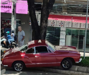 Acidente registrado em frente a Móveis Linhares no centro de Colatina neste sábado (14).